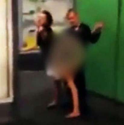 Млада двойка прави див секс на перона в метро (видео 18+)
