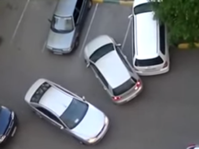 Женски ад: Две дами, паркинг и куп маневри (ВИДЕО)