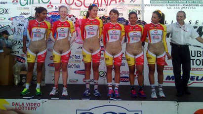 Шок! Колумбийски колоездачки се състезават по голи пеперудки!