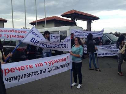 Хотелиери от Слънчев бряг блокираха пътя Бургас - Варна