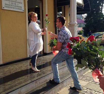 Млади социалисти дариха жените на Бургас с червени рози