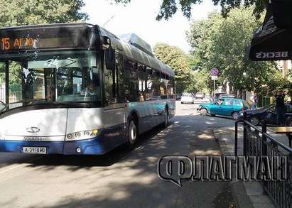 Опел се заби в автобус №15 в бургаския кв. Сарафово