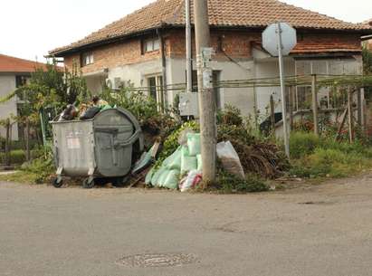 Бургаски квартал тъне в боклуци, от два месеца няма сметоизвозване