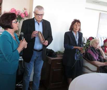 Водачът на БСП Петър Кънев покани бургаските дами, посрещна ги с рози