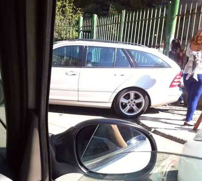 Директорът на Търговска гимназия в Бургас окупира с мерцедеса си тротоара пред училището