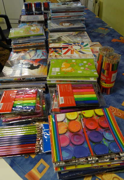 Концесионер дари тетрадки и ученически пособия на децата от Дома в село Бата