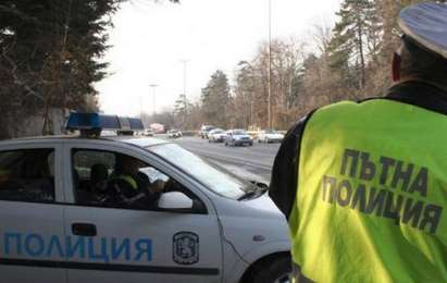 Екшън в Бургас: Побеснял шофьор бяга от полицаи, псува и бие катаджия