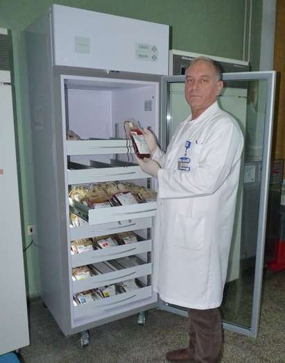Отделението по трансфузионна хематология получи нов хладилник за кръвни продукти от Червения кръст