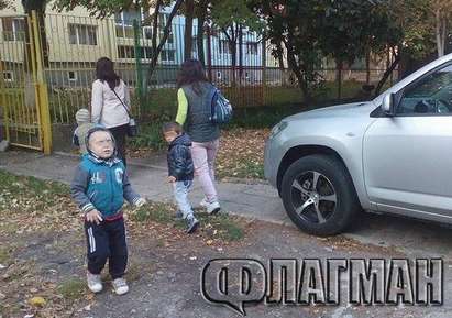 Безобразие: Варненска „Тойота“ запуши пътеката към ОДЗ 14 в Бургас, децата газят през калта