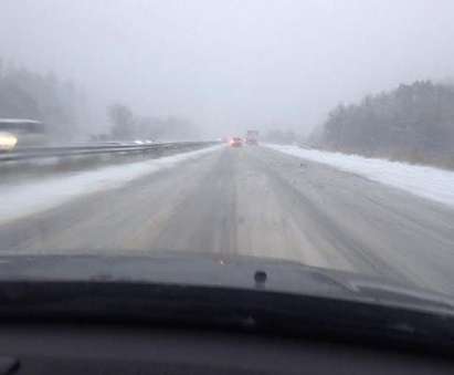 Снежен ад на "Хемус"! Десетки тирове и коли са блокирани заради непочистената магистрала