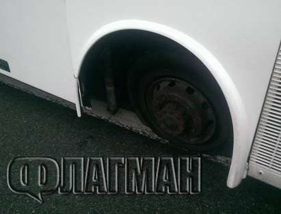Пътници за Бургас на косъм от катастрофа в автобус-развалина - гумата му излетя на магистралата