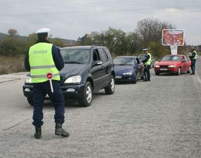 Полицаи ще дебнат шофьорите за гуми и светлини от понеденик
