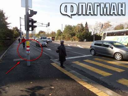 Бургазлии пропищяха от светофара на улица „Струга“, единственото в града копче за пресичане побърка пешеходците