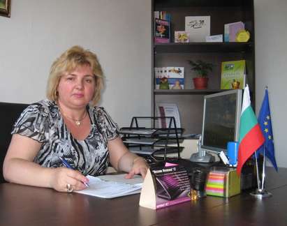 Антоанета Стоянова от Карнобат дърпа килимчето на Виолета Илиева в РИО-Бургас