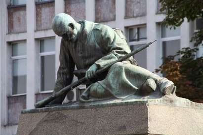 Гавра с „Плачещия воин”, паметникът може да се превърне в тоалетна