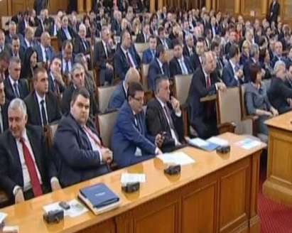 Депутати разпитват министър Вучков за откраднатите тефтерчета
