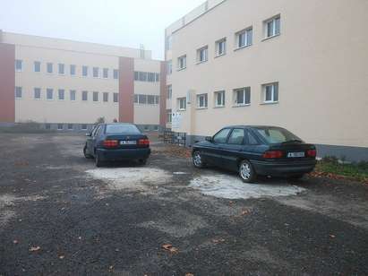 Превърнаха двора на СОУ "Константин Петканов" в паркинг