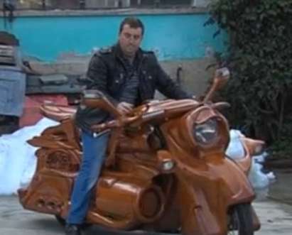 Дърворезбар подкара мотоциклет от дъб, направил го за девет месеца