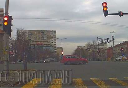 Бургаски джигити: Форд минава на червено, Хонда сече пътя на бул.“Демокрация“(ВИДЕО)