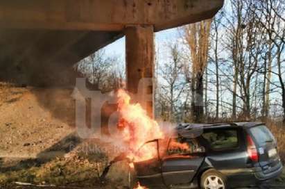 Кола се взриви до Пловдив, шофьорът-инвалид изгоря