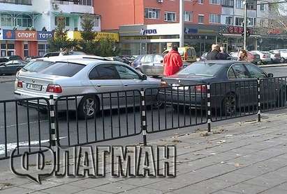 БМВ помля две коли на светофара до Механото в Бургас, Ауди се размаза в кв. Победа (СНИМКИ)