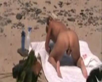 Спипаха Ума Търман да се самозадоволява на плажа (скандални снимки +18)