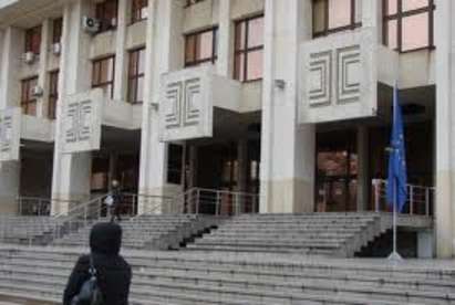 Осъдиха 10 цигани за кражба на желязо от склад на бургаска фирма