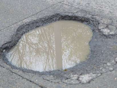 Бургазлии пукат гуми заради дупка на пътя, отказват се да съдят общината, за да не плащат глоби