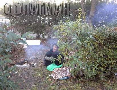 Циганка кладе огън на метри от бензиностанция в Бургас, грее се с найлони и боклуци