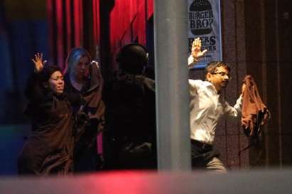 Край на драмата в Сидни, атакуваха кафето, терористът е убит!
