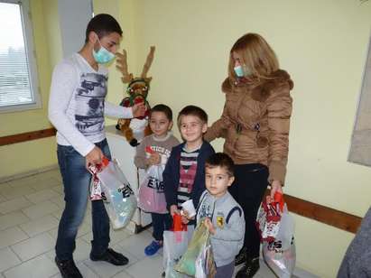 Ученици от Английската гимназия раздадоха подаръци на децата в бургаската болница