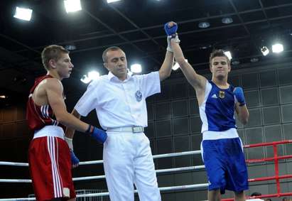 Боксовата надежда Денислав Суслеков е биячът пред бар "Комикс"