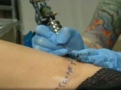 Елена Кучкова си татуира странен надпис до бикините
