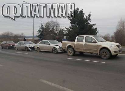 Четири коли се нанизаха във верижна катастрофа на надлез "Владимир Павлов" в Бургас (снимки)