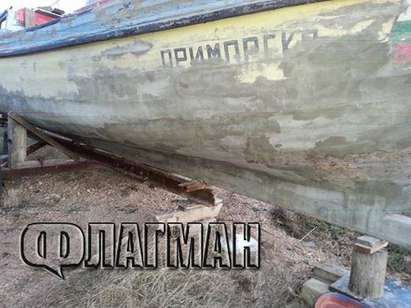 Смях! Рибар от Приморско закърпи лодката си с лепило за фаянс! (СНИМКИ)