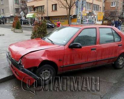 Ром с червен "изтребител" връхлетя с бясна скорост върху "Рено" в центъра на Бургас