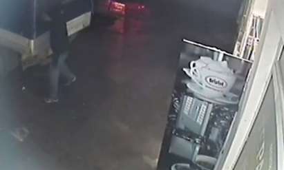 Познавате ли тези крадци, разбиха и обраха кафе-автомат в центъра на Сарафово (ВИДЕО)