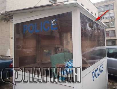 Бесният Живко Дуганов потроши полицейската будка до дирекцията на МВР в Бургас, уцели с камък дежурния