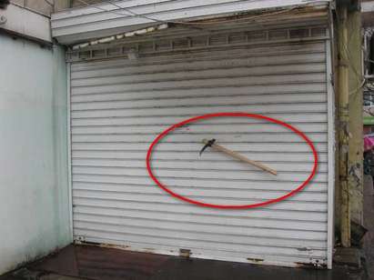 По бургаски патент: Забиха кирки в магазина на 29-годишната Мирела (СНИМКИ)