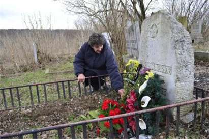 Преди седмица Желю Желев бил в родното село на жена си Грозден, сложил хризантеми на гроба й