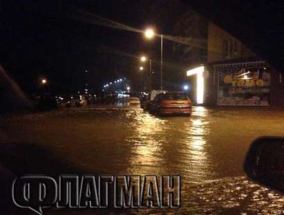 Дъждът превърна в море улиците в Бургас, шофьори, внимавайте!