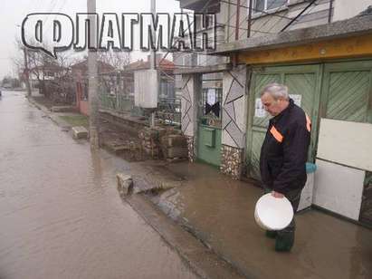 Вижте потопа в бургаския кв. „Долно Езерово“ (СНИМКИ)