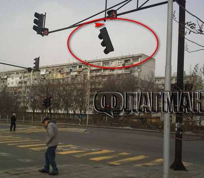 На вниманието на тел 112: Светофар виси страховито край „Кауфланд” в Бургас, всеки момент ще се срути върху колите