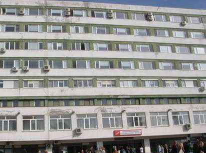 Ураганът срути козирката на Приемно отделение в бургаската болница