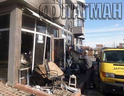 Битка за пазара на дограма: С туба нафта унищожиха склада на "Берлинер" в Бургас (ОБНОВЕНА, СНИМКИ)