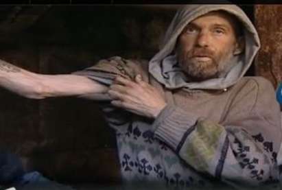 Бездомник живее в шахта под земята, заложил си личната карта в Бургас за шест лева