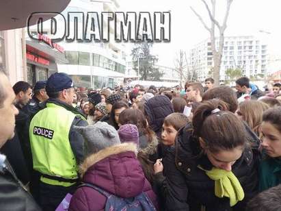 Хаос при представянето на тийнсензацията Емил Конрад, стотици деца се блъскат в центъра на Бургас (СНИМКИ)