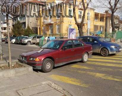 БМВ без шофьор катастрофира на бургаската ул. „Булаир“ (СНИМКИ)