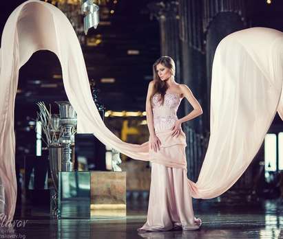 Бургаска красавица вися 40 минути над фонтан в уникална фотосесия за "Диома" в хотел на Ветко Арабаджиев (СНИМКИ)