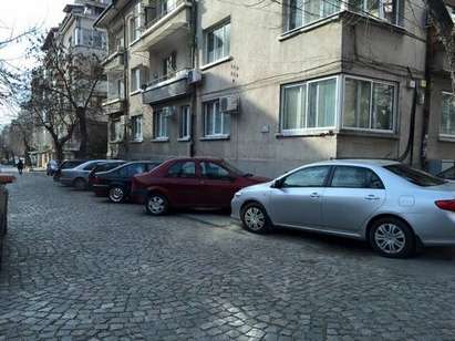 Кошмар по тротоарите в центъра на Бургас! Колите преграждат входовете на блоковете (СНИМКИ)